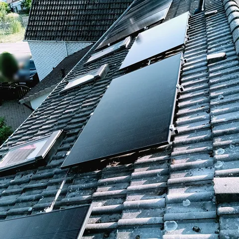 Full-Black-Module auf dem Ziegeldach — Autark Innovations
