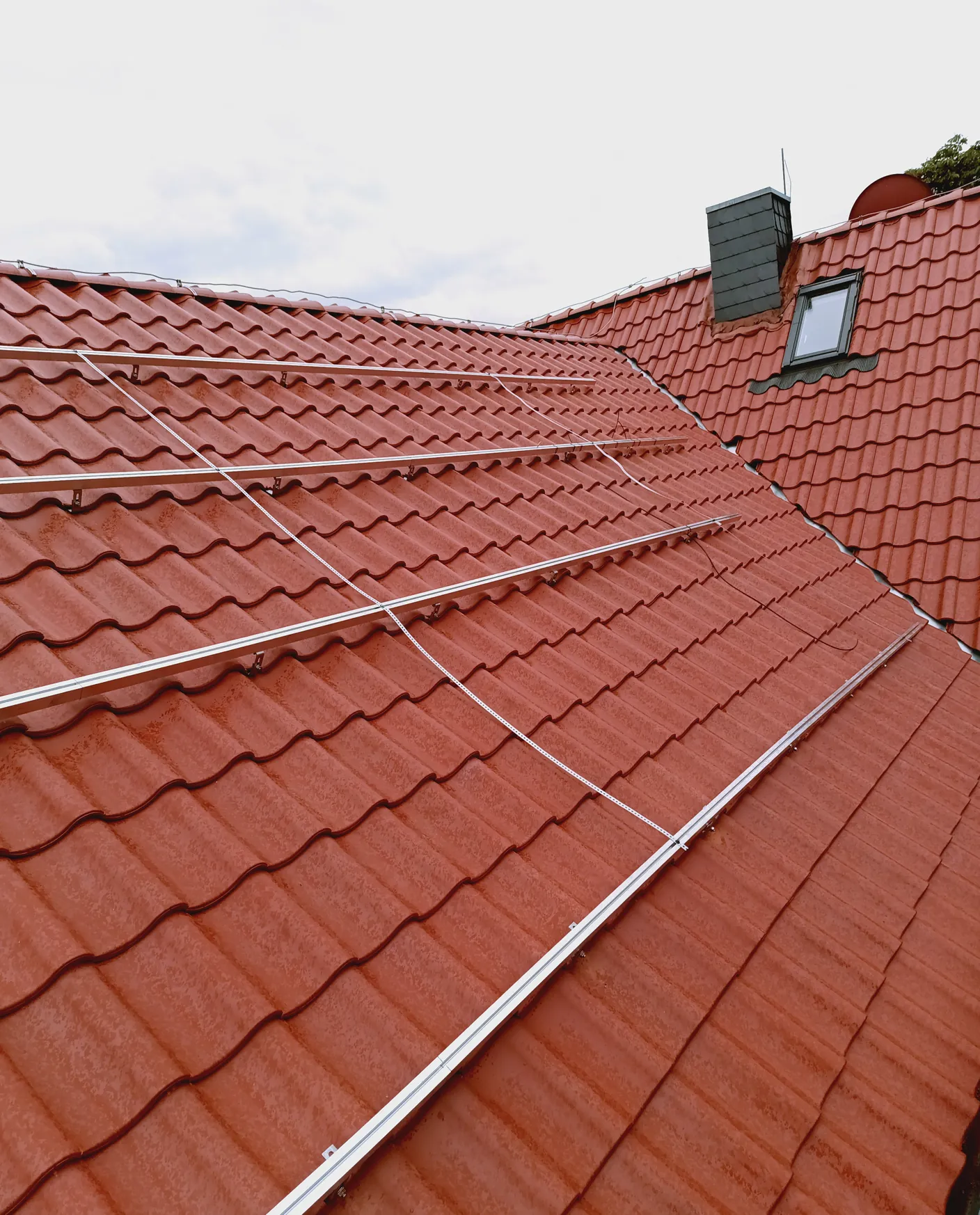 Solarmodule unter blauem Himmel